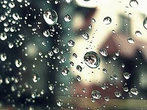 chuva batendo em vidro