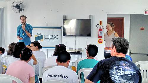Carlos Justen e Psicóloga da APAE, Maria Eduarda Ramos, conversando com os alunos.