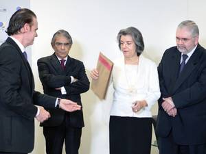 Foto da ministra Cármen Lúcia, acompanhada pelo ministro Ayres Brito e pelo procurador-geral da República, Roberto Gurgel