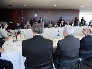 Foto da reunião entre a presidente do TSE e os mandatários dos TREs