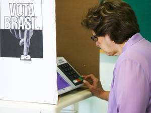 Foto de uma eleitora na cabina de votação