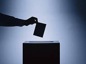 voto sendo inserido em urna