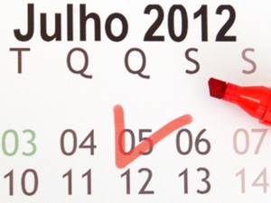Calendário de julho de 2012, com o dia 5 marcado por uma caneta
