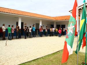 Foto de uma fila de eleitores em escola de São João Batista
