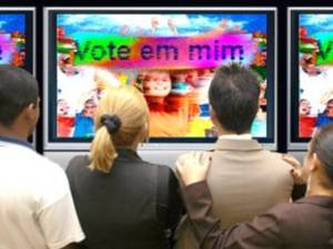 Imagem ilustrativa de pessoas assistindo a uma propaganda eleitoral na televisão