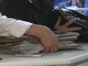 Candidato segura lista de documentos no balcão de atendimento da 13ª Zona Eleitoral, em Florianópolis