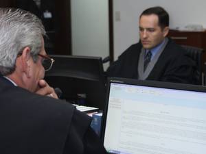 Foto dos juízes do TRESC Nelson Peixoto e Julio Schattschneider durante sessão judicial